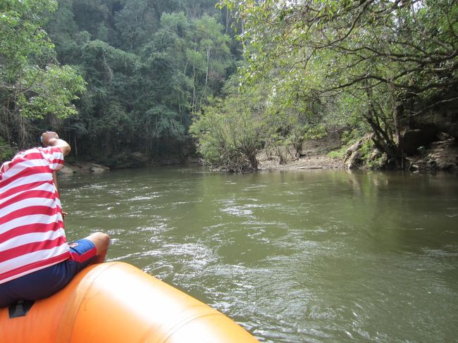 Umphangでランチの後、2時間のラフティング。