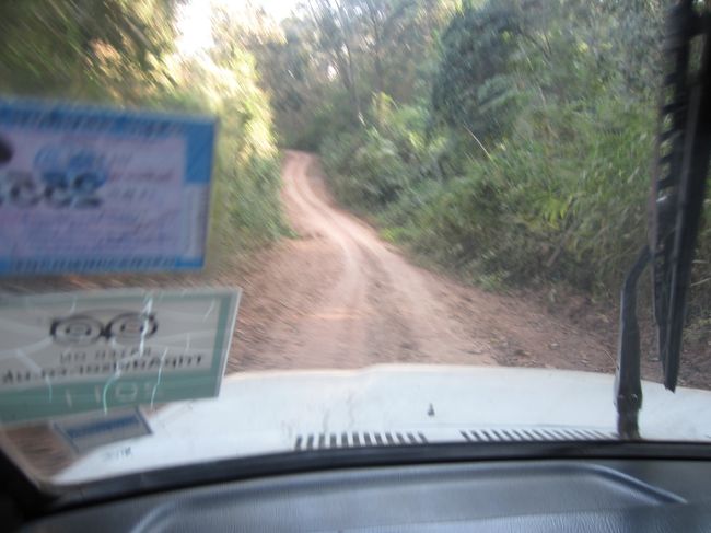 曲がりくねったでこぼこ道をピックアップトラックで45分。キャンプ場へ。