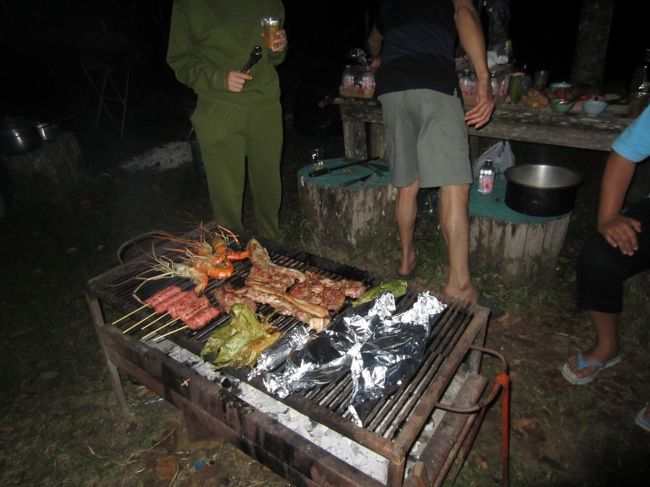 Tee Lor Su(ティロス)の滝の近くにはホテルがないので、朝の滝を見るためにはキャンプしかないです。ツアーガイドキャンプなので、食事もガイドが準備してくれます。おいしかった☆