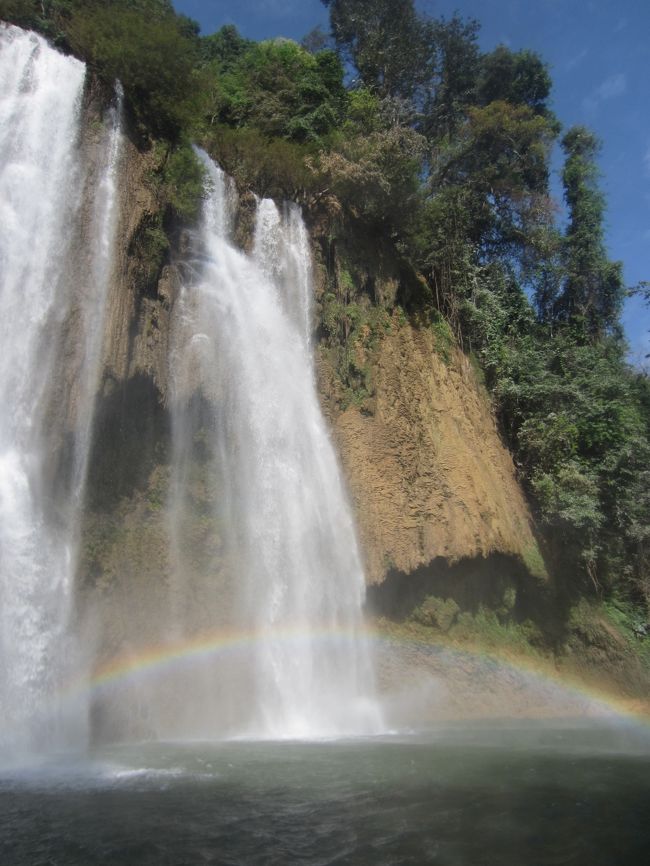 崖をよじ上って、一番上の滝まで登ると虹が見えます。<br />朝じゃないと虹は見られないそうです。