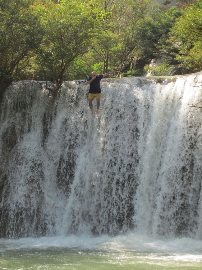 2段目の滝からジャンプ！<br />ツアーガイドが安全なポイントを教えてくれます。（私はジャンプしなかったけど。。。）