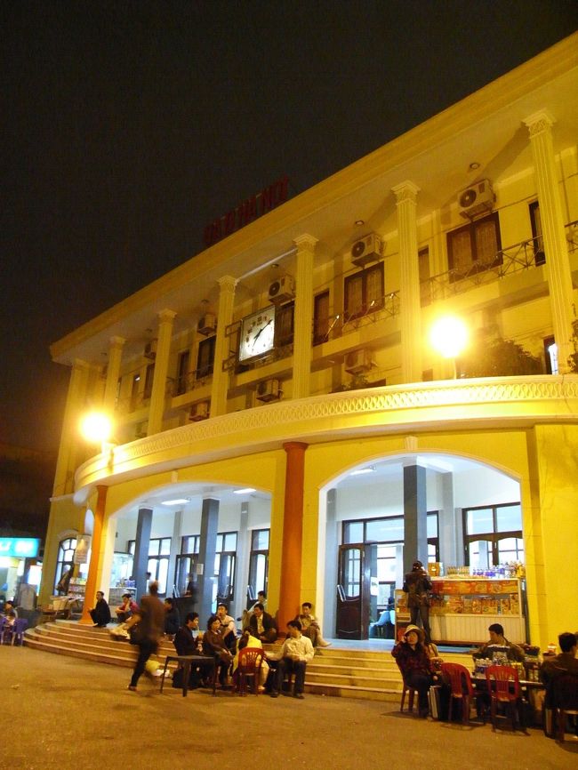 約６時間のフライトで、ハノイへ。<br /><br />空港から駅へ（写真はハノイの駅）<br /><br />ハノイは最後に滞在予定なので、早速、ラオカイ行きの寝台列車の予約を。順番を抜かされた上に、ドルでは支払えなかったので、近くのホテルで両替後、再び駅へ。<br /><br />ラオカイまで、196000ドン。