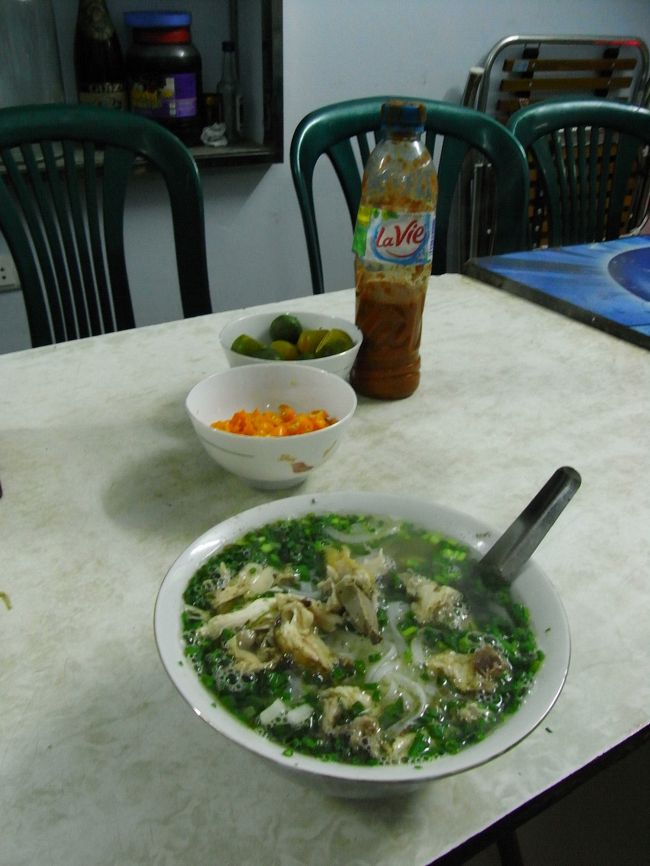 駅近くの店で、フォー・ガーを食べる。15000ドン。<br /><br />おばちゃんはかなり高額の値段を言ってきたが、親父さんが訂正。<br /><br />ベトナムでは、女性よりも男性と交渉した方が値段は安いと思う。<br /><br />味は、何を頼んでも間違いない。