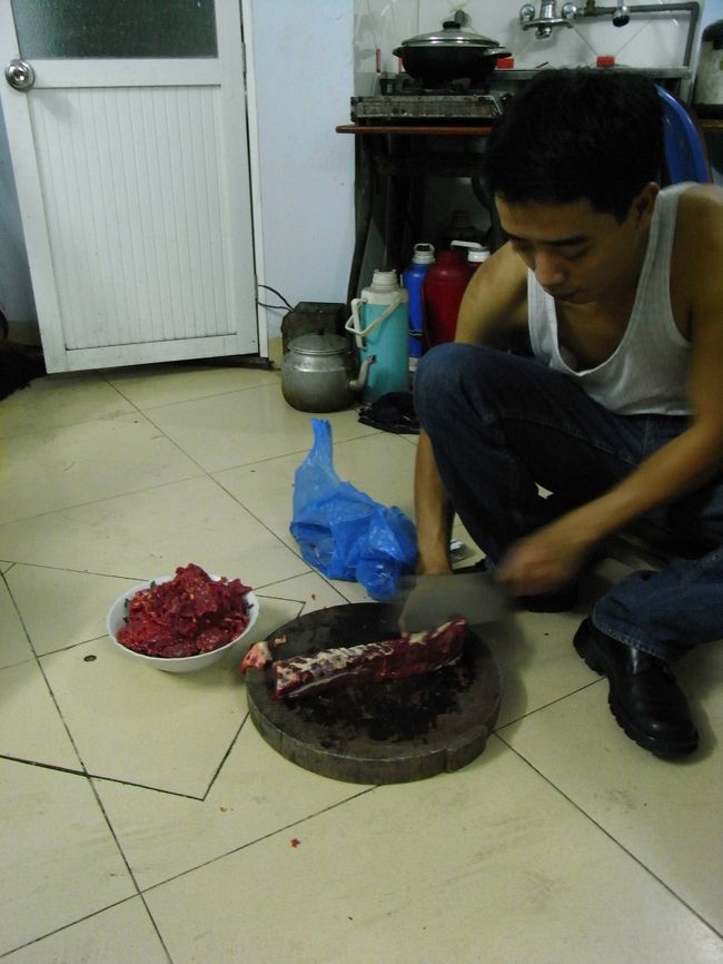 肉はその場で、お兄ちゃんが、どーんと切る。