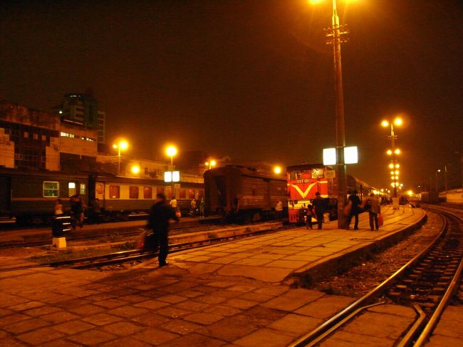 ホーム。<br /><br />広いアンド寒い。