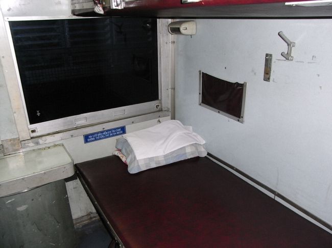 Ｍｙ寝台。<br /><br />寝台の下段は、ベットが上がるようになっていて、中に荷物を入れることになる。<br /><br />歯ブラシとか、必要なものを出しておかないと、下段の人が寝ると出せなくなる・・・<br /><br />ノー歯磨きで寝ることに・・・<br /><br />列車は２１時過ぎに出発。