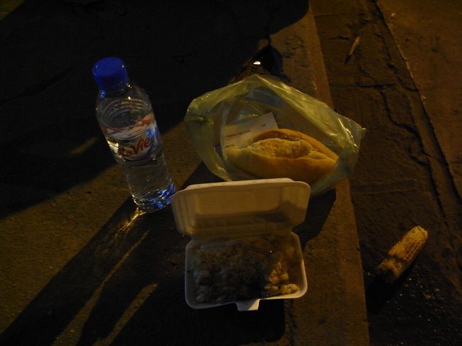 おこわとバインミー。10000ドン。<br /><br />おこわみたいなものはおかかみたいなものと白いコーンみたいなものが乗っている。<br />