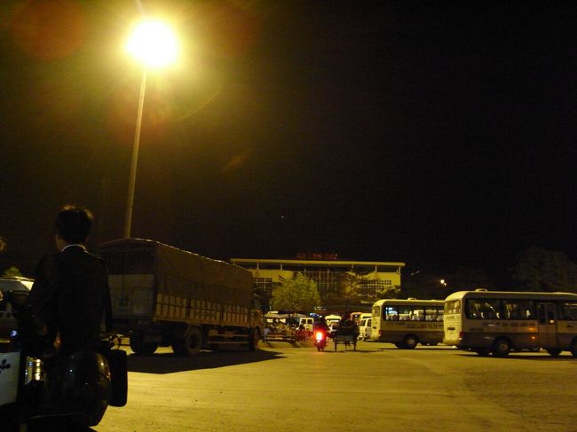 ラオカイの駅前。<br /><br />停電して真っ暗になった・・・<br /><br />バックハー行きのミニバスは、なかなか人が集まらず・・・<br /><br />バスの親父は「これには日本人も乗っているので、安全だ！」的な強引な勧誘で、何とかお客さんを確保。<br /><br />1.5〜２時間程度でバックハーに。