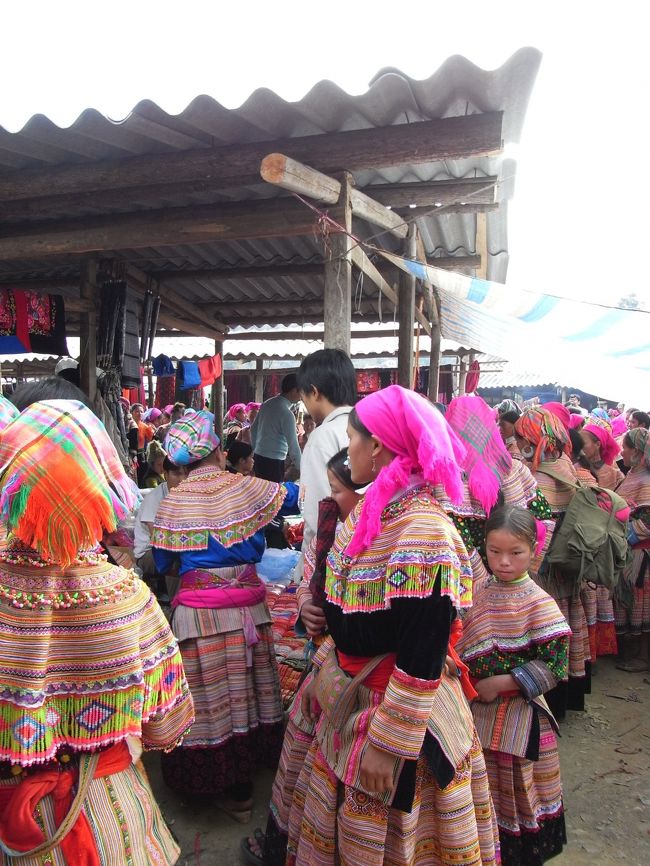 色鮮やかな民族衣装を来た人達が、買い物しまくり。