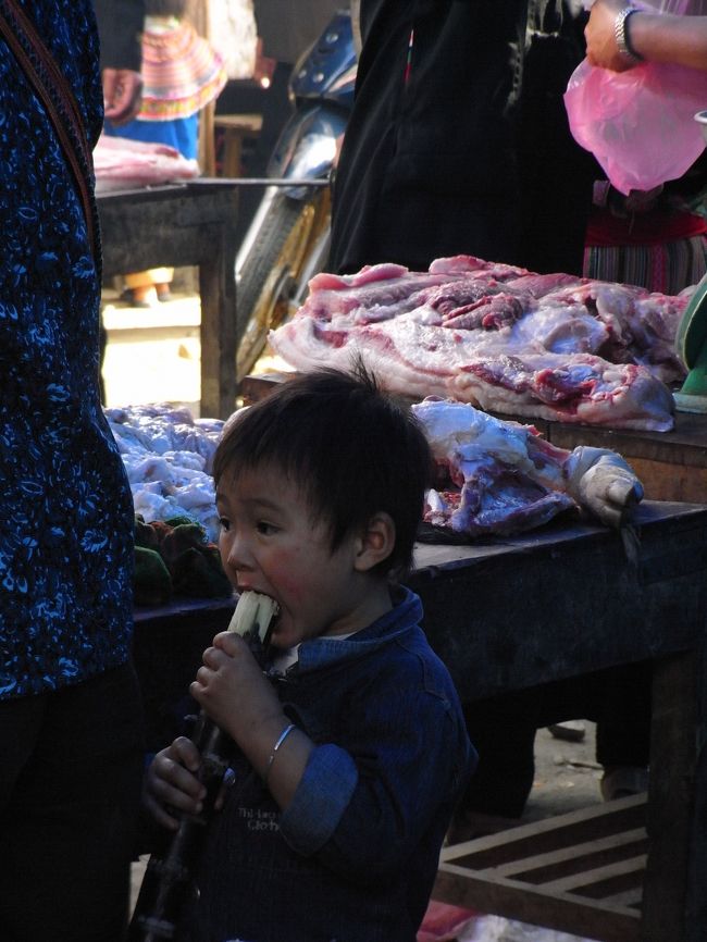 サトウキビを食べる<br /><br />皆さん、本当によくサトウキビを食べる。<br /><br />食べながら、ぺっぺっとカスを出す・・・