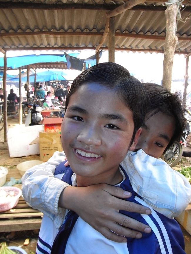 髪が恐ろしく油っぽい少年。ポマード少年。