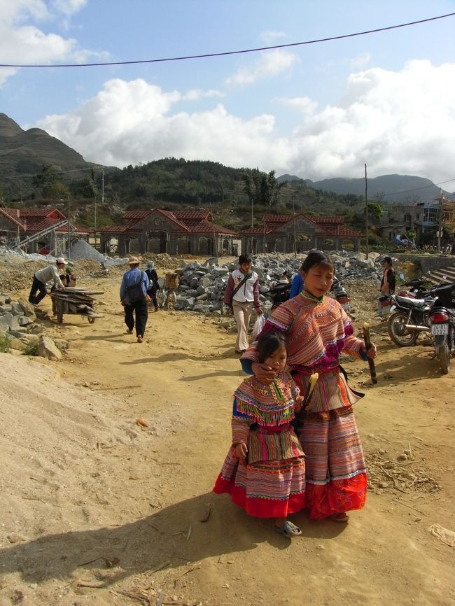 サトウキビを食べ歩きする姉妹