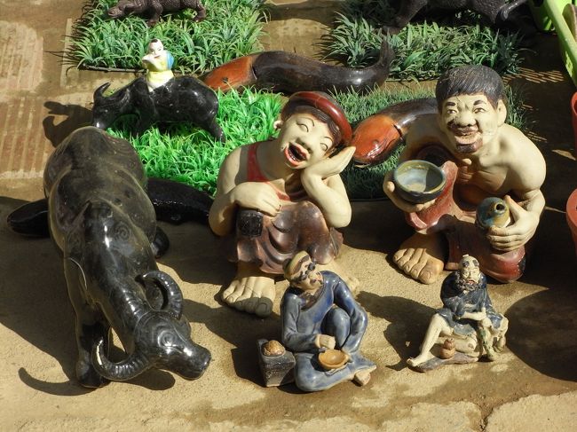 独特の表情をしている置物