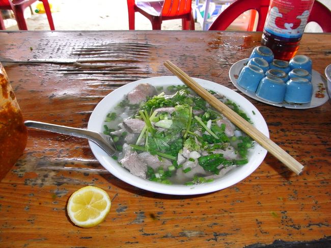 市場のなかで、お昼ご飯。<br /><br />途中で、すだちを絞って味を変える。<br /><br />すだち、かなり合う。