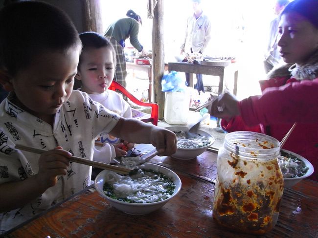 横でフォーボーを食べる母子