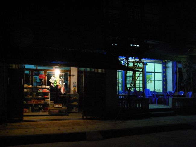 夜は広場以外は真っ暗。