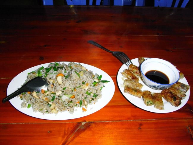 夜ご飯。夜開いている店は２、３箇所しかない・・・<br /><br />焼き飯も揚げ春巻き。両方とも、間違いなく美味しい。<br /><br />特に揚げ春巻きのタレが絶品。味が深い。<br /><br />２万ドンと1.2万ドン。<br /><br />中国が近いからか、中国茶のようなものが最後に出てくる。