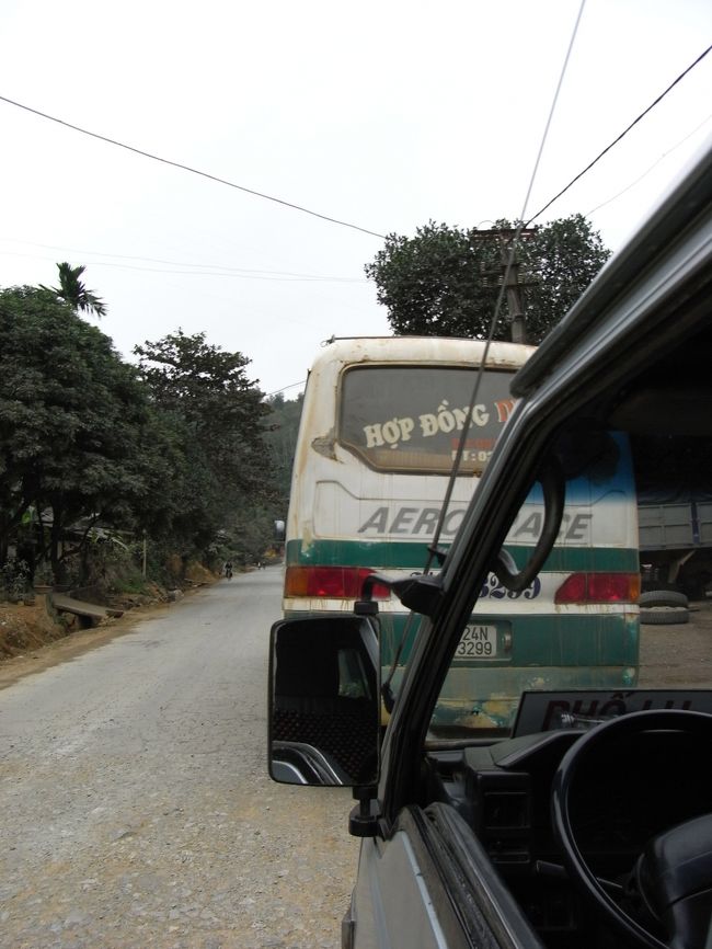 ミニバスで一度ラオカイに戻って、サパへ。３万ドン。<br /><br />ミニバスは色んな人が乗っているので、飽きない。