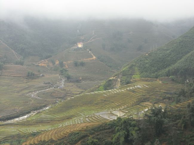 SAPA　LIFEトラベルという所でお願いしたトレッキングツアーに参加。<br /><br />オランダ、ドイツの方々とジープで出発。<br /><br />粘土質のぬかるみを通りながら、棚田のある地方へ。Lao　Chai。<br /><br />