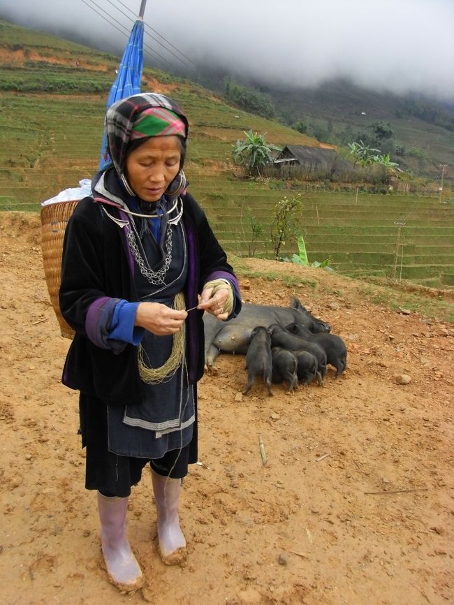 おでこに入れ墨のようなものをされている、おばちゃん。<br /><br />傘を背中に差している。<br /><br />履いている長靴が超強力。ぬかるみで、何度も助けてもらうことに。