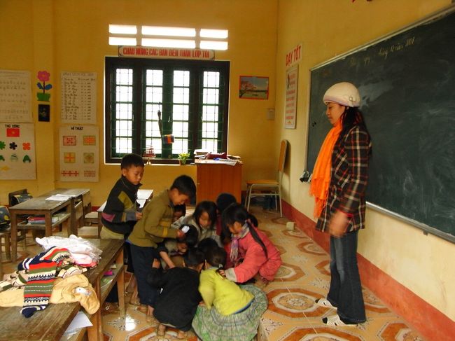 小学校にもお邪魔。生徒は２００名くらいで、先生は１０〜２０名程度とのこと。