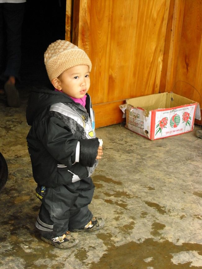 TAVANからGlang　Tachaiまでの道が最悪で、ぬかるみまくり。<br /><br />ちゃんとした靴でないと、滑る滑る。<br /><br />おばちゃんに助けてもらわないと越えられない坂などがあり、大変だった・・・<br /><br />写真はお昼ご飯を取った村の子供