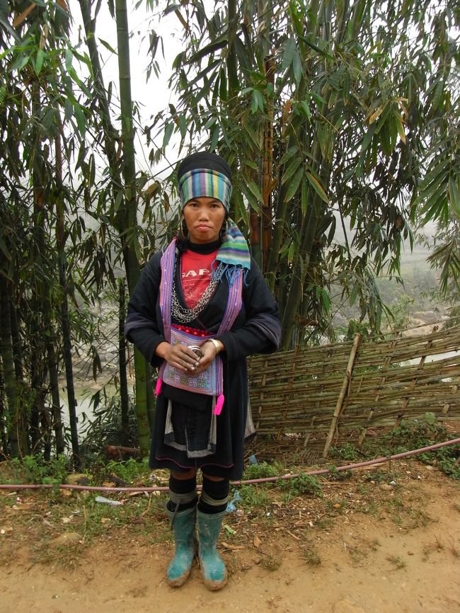 ぬかるみを抜けるのに、滅茶苦茶助けてくれたおばちゃん。<br /><br />ブレスレット、買いましたよ、そりゃあ。