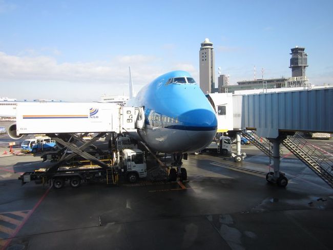 1年ぶりのKLM機に搭乗です。1年前は、アルバニア・マケドニア・ブルガリア・オランダを訪れました。いきなりAF機がディレイと、その後の行程がわやくちゃになったのですが、それも今となってはよき想い出です。<br /><br />★2011〜2012年の年末年始のヨーロッパ旅行記はコチラ<br />http://4travel.jp/traveler/satorumo/album/10639683/<br />http://4travel.jp/traveler/satorumo/album/10641679/<br />http://4travel.jp/traveler/satorumo/album/10642289/<br />http://4travel.jp/traveler/satorumo/album/10642747/<br />http://4travel.jp/traveler/satorumo/album/10643599/<br />http://4travel.jp/traveler/satorumo/album/10644468/<br />http://4travel.jp/traveler/satorumo/album/10644833/