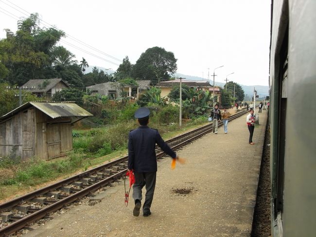 ラオカイまでミニバスで戻って、電車でハノイへ。バス2.5万ドンと電車は１０ドル。<br /><br />ベトナムの人は車に弱いのか、この日も、２人がリバース。<br /><br />嫁姑問題か、おばちゃんとお嫁さんが殴り合いになり、流血騒ぎになるというハプニングも。