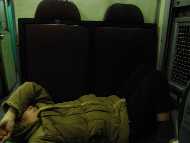 ９時過ぎに出発。<br /><br />最初は景色などを楽しんでいたけれど、夜には、グロッキーに。<br /><br />このおばちゃんも、最初は飴やみかんをくれていたけど、途中でダウン・・・<br /><br />ハノイの到着は２０時。<br /><br />体力を消耗した。時間がない人も、この列車は辞めておいた方がいいと思う・・・