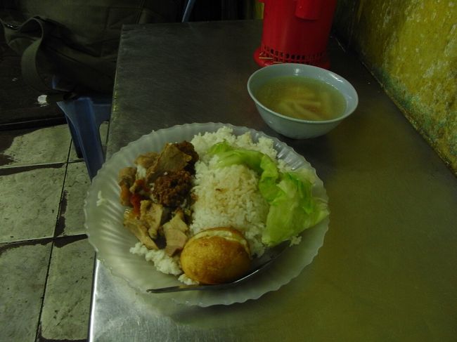 お腹が空き過ぎていたので、駅近くの定食屋へ。<br /><br />スープ付きで２万ドン。