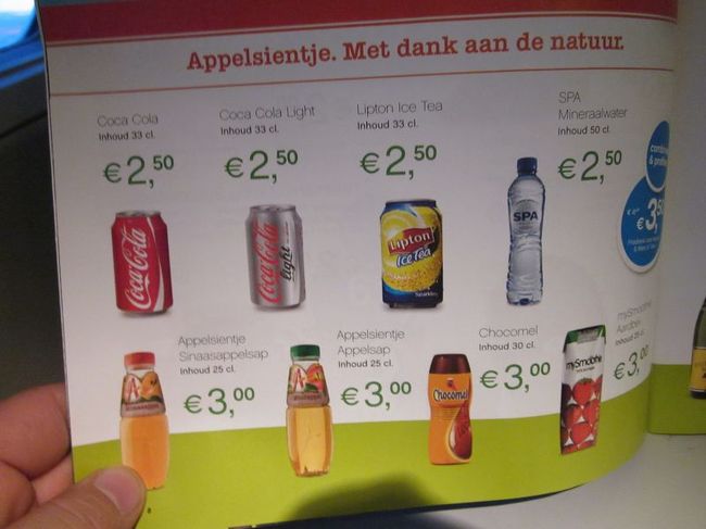 機内の飲み物が有料というのを初めて経験しました。