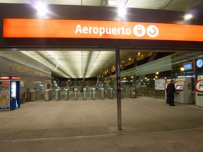 空港のすぐ前に、スペイン国鉄(Renfe）の駅があります。