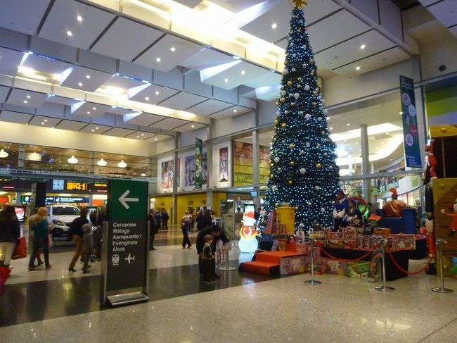 駅ビルは年末の賑わいを見せています。