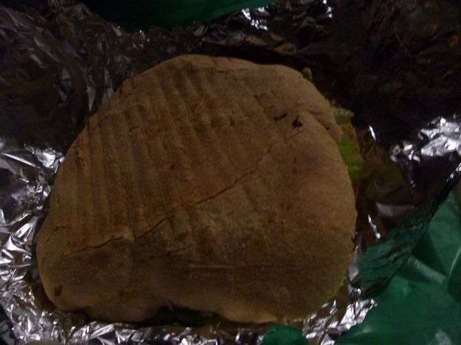 でっかいハンバーガーを購入し、バスに乗車します。