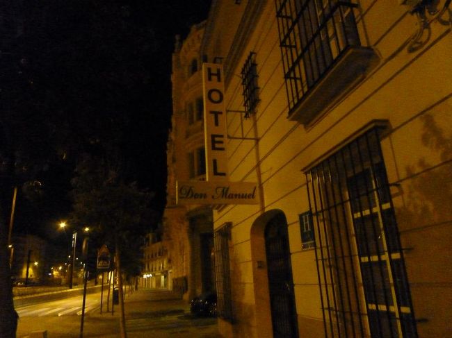 今宵の宿の「Hotel Don Manuel」です。港からも駅・バスターミナルからも近い場所にあります。 5日前にBooking.comで予約しておきました。<br /><br />★Booking.comのサイトはコチラ<br />http://www.booking.com/<br />