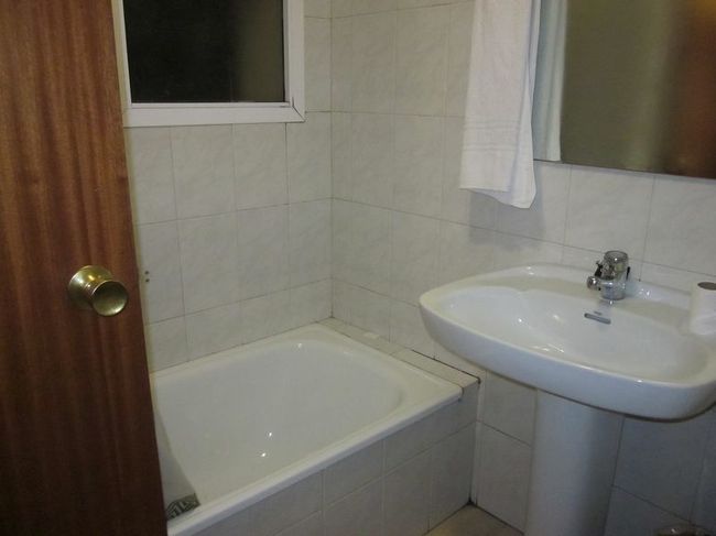 安ホテルですが、バスタブもあり、寝るだけとしては充分な設備です。<br />すでに23:30をまわっています。<br />早く休んで、明日はいよいよ今回の目的地のひとつ、ジブラルタルにむかいます。<br />http://4travel.jp/traveler/satorumo/album/10740900/<br />