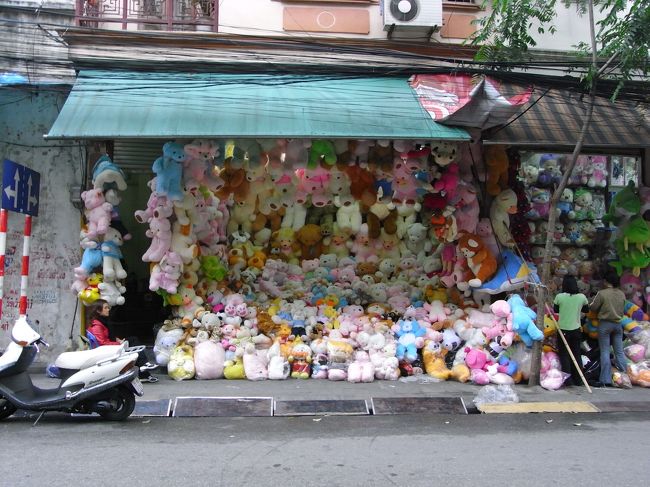 学生時代にも旅行したベトナム。その時、ハノイはかなり気に入っていた。その印象は今回でより強いものに。ハノイはご飯も美味しいし、街の雰囲気もあるし、とてもいいところ。<br /><br />懐かしのハノイのぬいぐるみ屋さん。<br /><br />