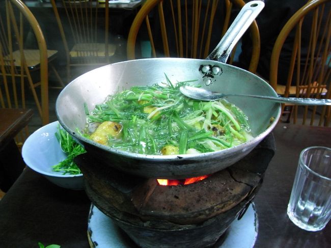 チャーカー・ラボン。（地球の歩き方に書いてあるお店で食べた）<br /><br />ライギョをカレー粉で炒めた後、大量の野菜を入れて、さらにしなるまで炒める。<br /><br />それをブンとピーナッツ、ヌクマムと一緒にいただく。<br /><br />野菜はおかわり自由。<br /><br />絶品です。<br /><br />これを食べた後、空港へ移動し、カンボジアへ。