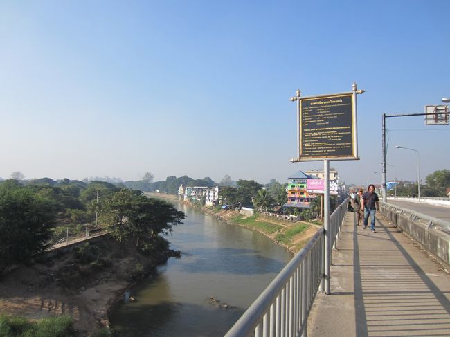 国境の川を徒歩で渡って、ミャンマー側へ。