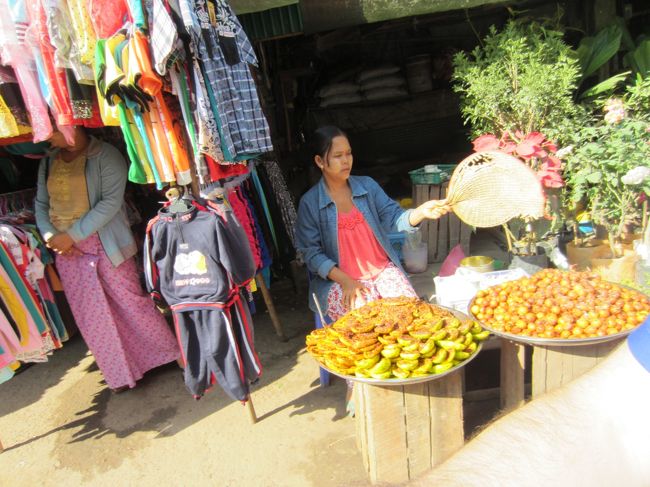 マーケット。タナカという日焼け止めに使う木片を買いました。