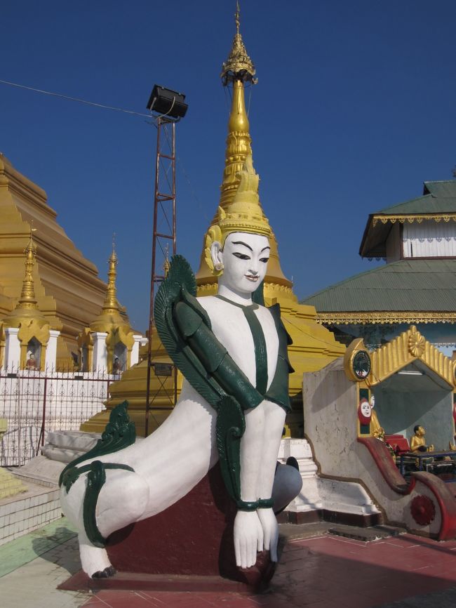 ミャンマーのお寺の像。