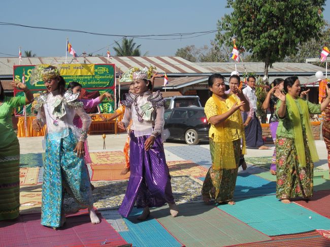 お寺でダンスをしていたので、飛び入りで参加していっしょに踊って来ました。ミャンマーの人はとっても親切でフレンドリーです☆（左の二人はレディボーイ）