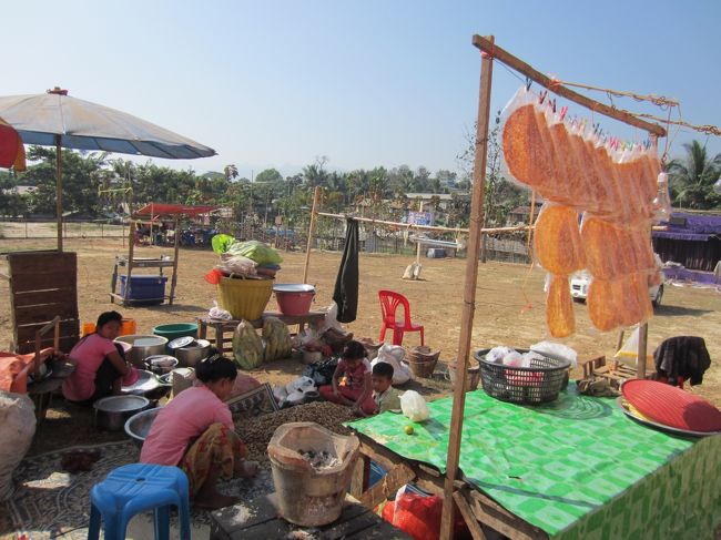 お寺の裏で、なぞの食べ物を干しています。