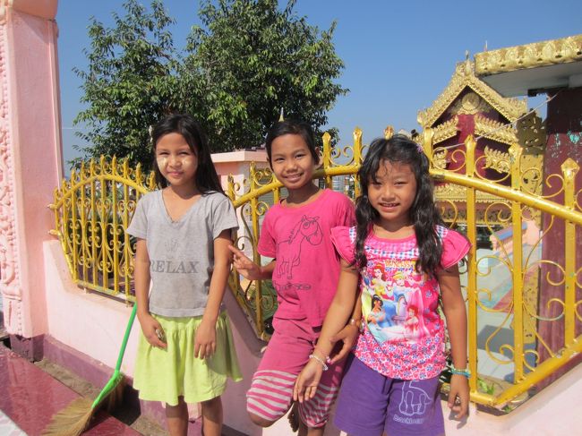 ミャンマーの女の子たち。<br />ほっぺにタナカ（日焼け止めの白い粉）がかわいい〜☆