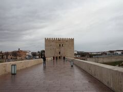 グアダルキビール川かかるローマ橋 Puente Romano を通ってカラオーラの塔に行きます。

この橋が最初に建造されたのは紀元1世紀だそうです。