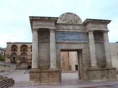 ローマ橋を旧市街側にわたったところにある門。
La Porta del Puente

16世紀にスペイン王のフェリペ2世がコルドバを訪れた記念に、ムスリム時代の城壁にアルヘシラスに通じる門として建造されたそう。