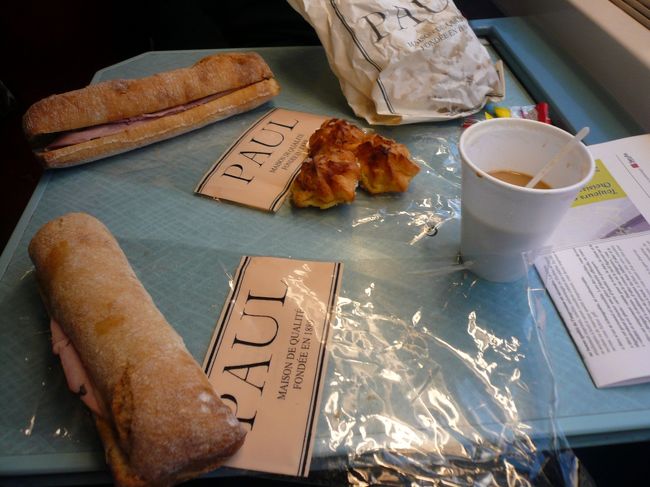 ブリュッセルからケルンに向かう『Thalys（タリス）』の中で、PAULのパンで朝食。