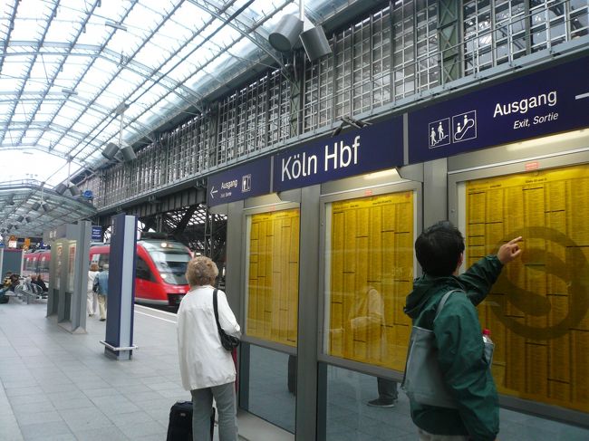 ケルン駅より郊外列車でデュッセルドルフへ向かいます。