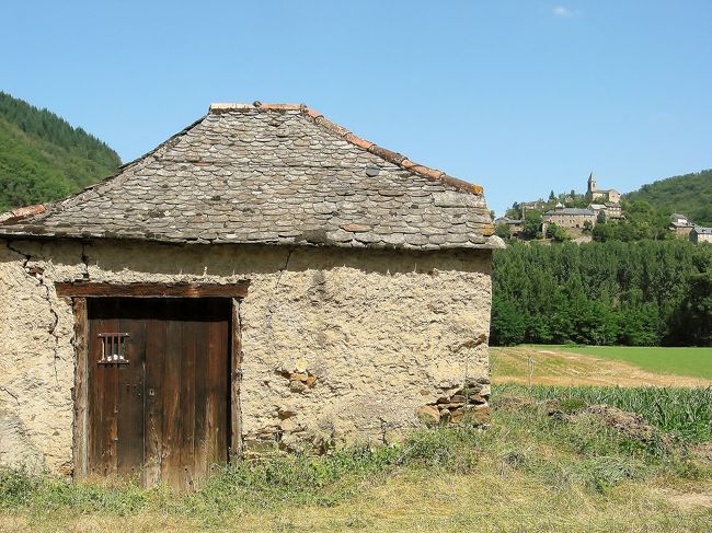 　D 77号線　<br /><br />　道の端の、多分、農家の物置小屋だと思います？<br /><br />　日本にもありますけど、屋根が良い感じで1枚。